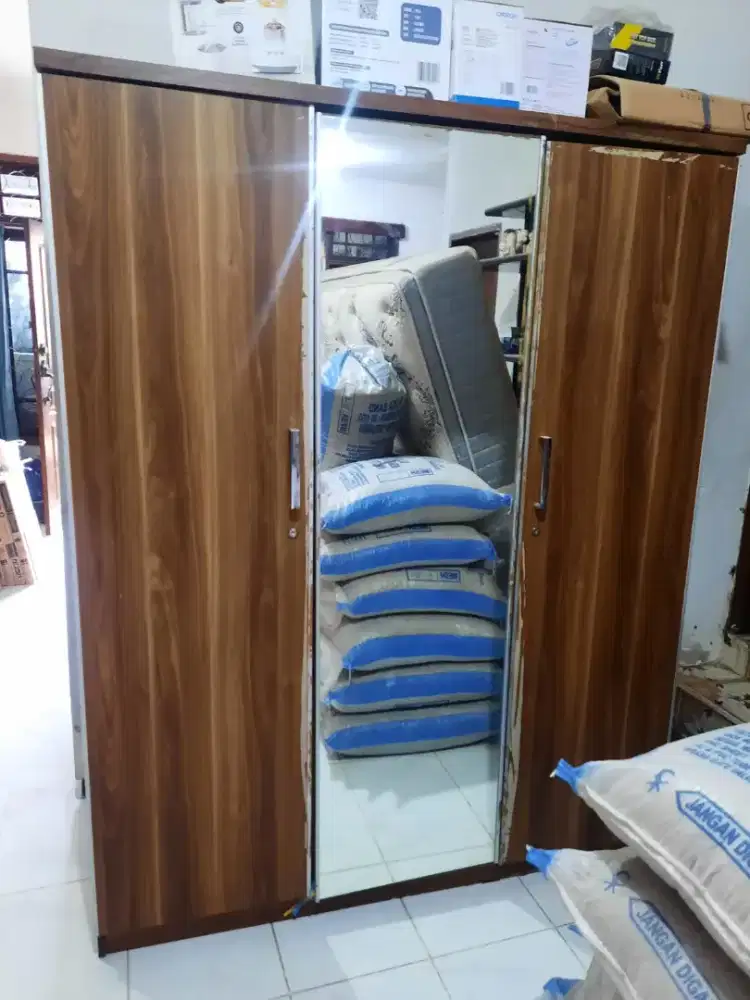 Lemari pakaian / lemari baju 3 pintu bekas