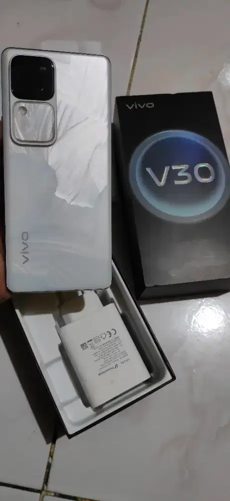 Vivo V30 5G NFC white ram 8+8/256gb fulset ORI lumayan mulus segel