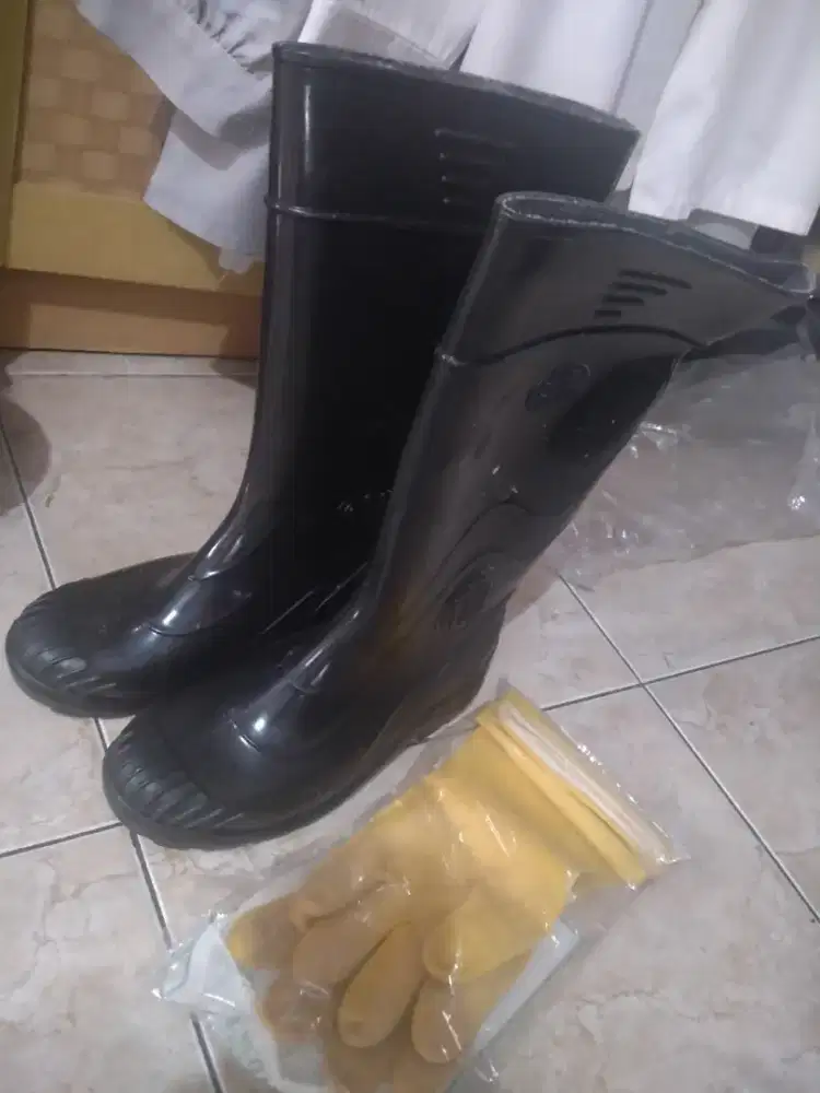 Sepatu Boots + Sarung tangan merk picco
