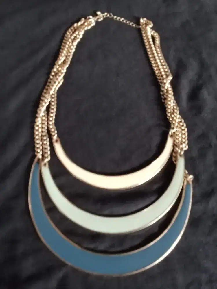 Kalung  model bulan sabit by LOVISA , Elegan, COD Cijantung Dsk