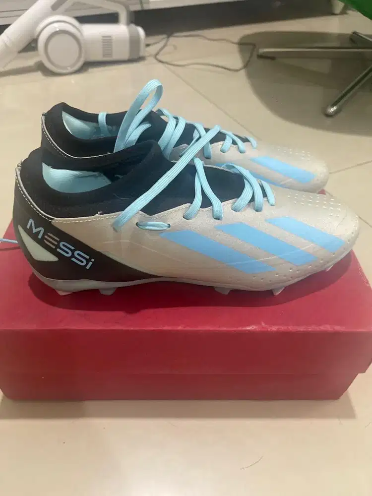 Sepatu bola adidas messi