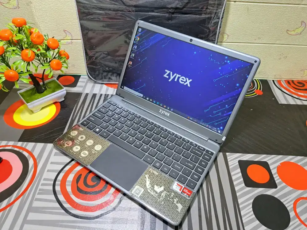 Jual BU laptop zyrex  AMD A9 RAM 4 SSD 128 GB NGEBUT MULUS