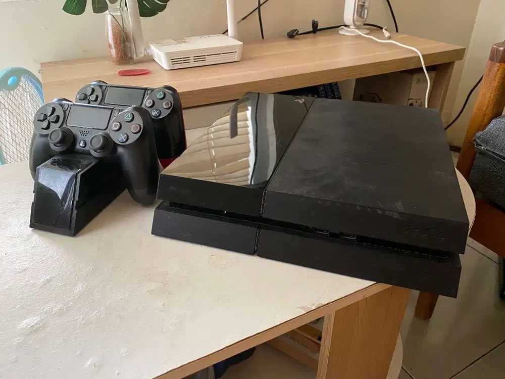 PS4 500gb OFW Free 2 Stick + Accessories + Game
