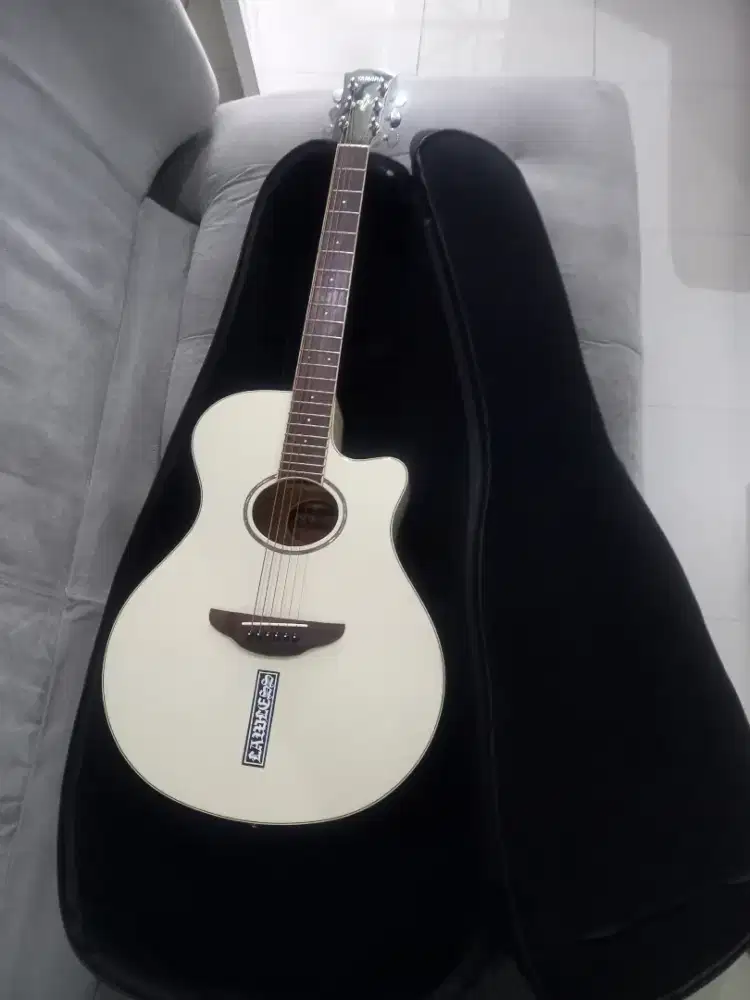 Gitar akustik elektrik yamaha apx 600