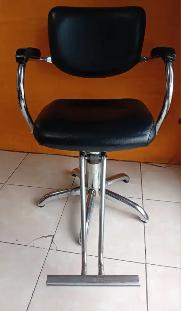 Kursi hidrolik untuk salon/barbershop