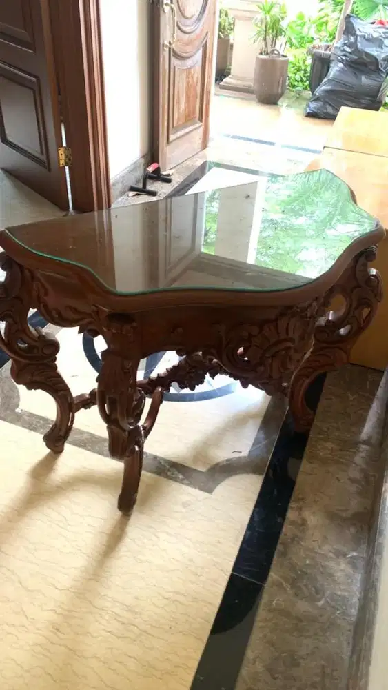 Meja konsol antik dengan kaca