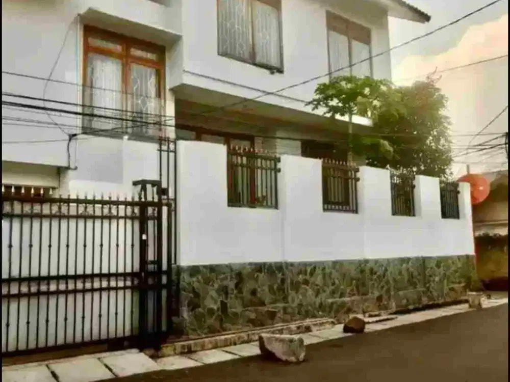 Disewakan rumah 2 lantai hoek di Radio dalam 7 kamar tidur, garasi 4 mobil