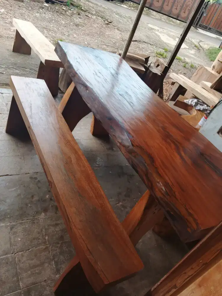 Meja makan antik teras