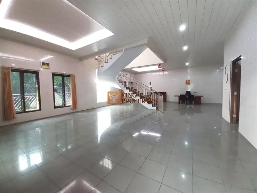 DIJUAL CEPAT HANYA HARGA TANAH, BONUS BANGUNAN! Rumah Mewah 2 Lantai Gaya American Style di Green Garden Residence