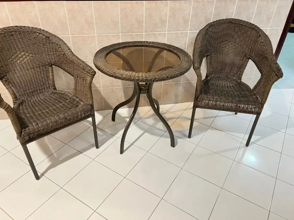 Kursi dan Meja Taman