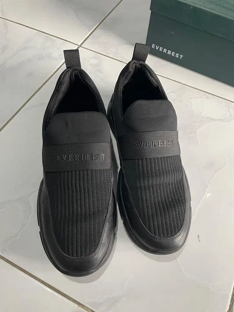 Sepatu Pria EVERBEST Full Black Slip On size 39
