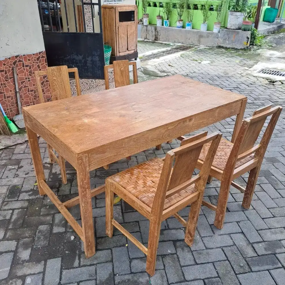 Meja makan + kursi makan Rotan Ori bawaan masih layak pakai
siap pakai