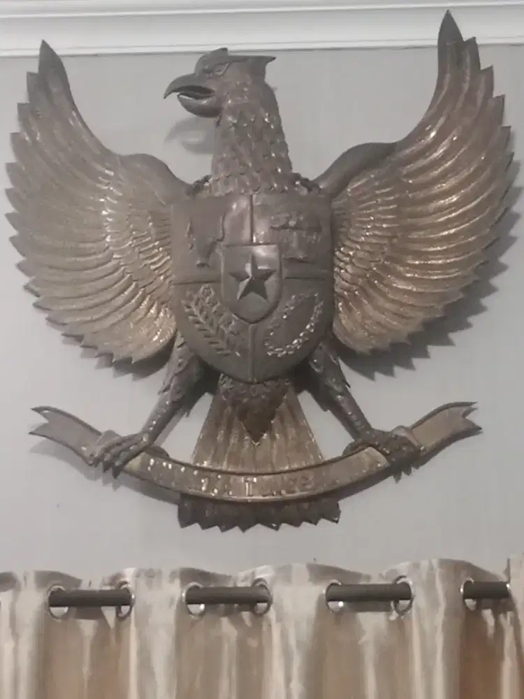 Lambang Burung Garuda Kuningan Asli