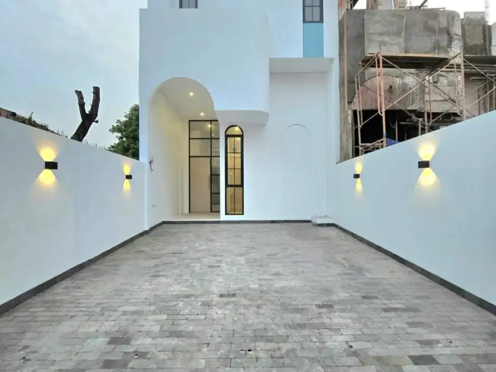 Dijual Rumah Baru Desain Italia Mezanine di Joglo, Jakarta Barat