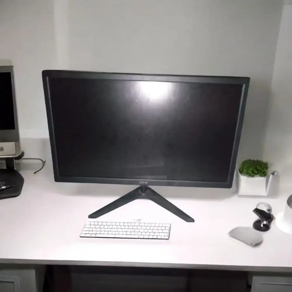 Layar monitor komputer spc  22' apa adanya