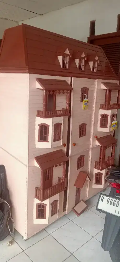 Lemari kayu pakaian unik model