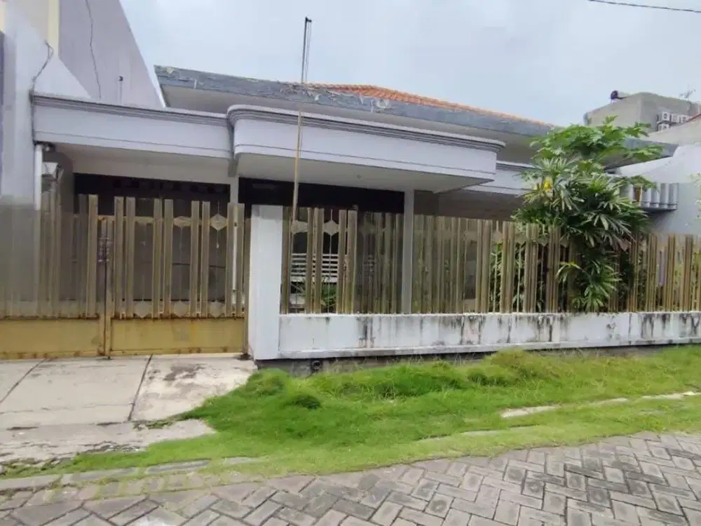 100 meter pintu masuk GKI Manyar, dekat sekolah petra