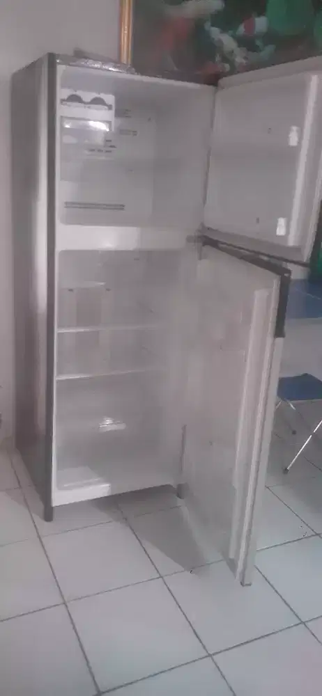 Dijual kulkas 2 pintu