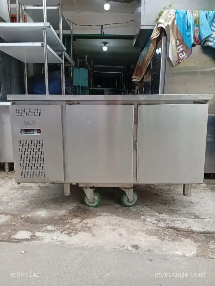 Uuc GEA 2pintu 
Ukuran 150x75x85
Kondisi normal 
Harga 5,000,000