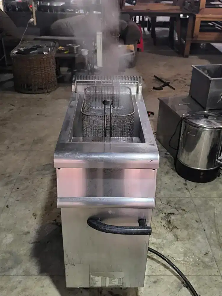 Deepfrayer gas GETRA, kapasitas 15liter 

Thermostat on/berfungsi