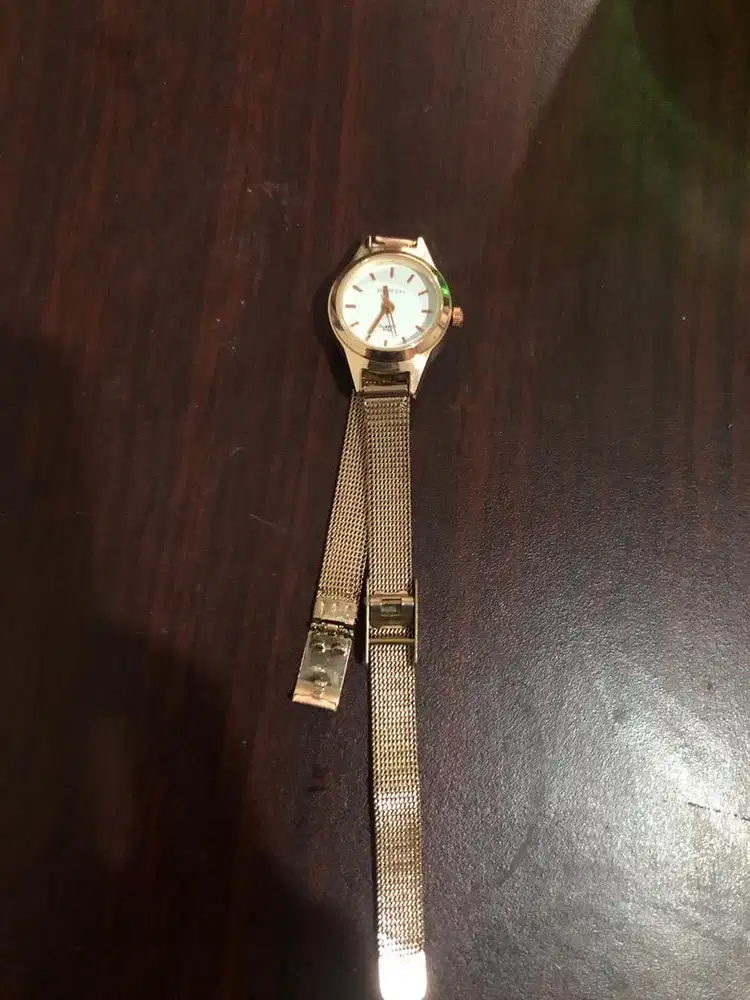 Jam tangan wanita warna rose gold