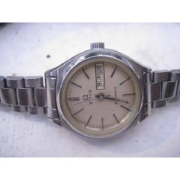 Jam tangan wanita Titus Swiss kuno