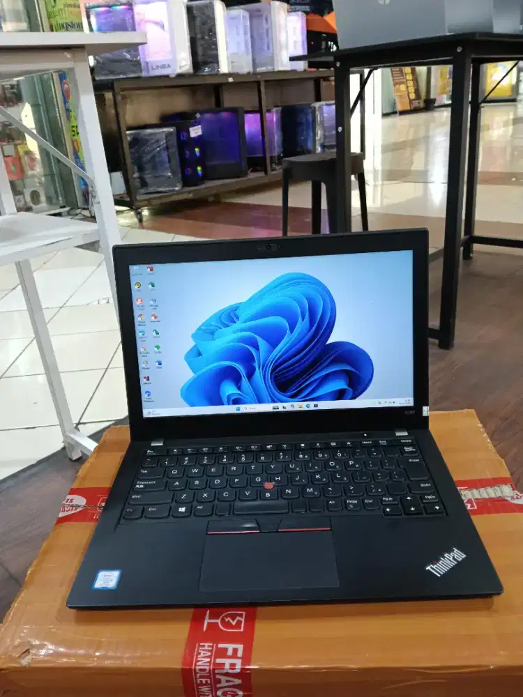 Lenovo Thinkpad x280 Intel core i5 Gen 8 ram 8gb SSD 256gb tc