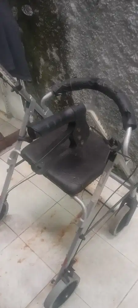 Kursi Roda Walker 4 Roda Bekas – Ada Dudukan, Kondisi Baik