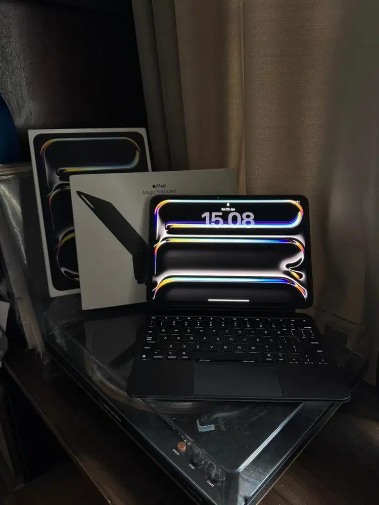 ipad pro M4 256gb wifi only + apple magic keyboard