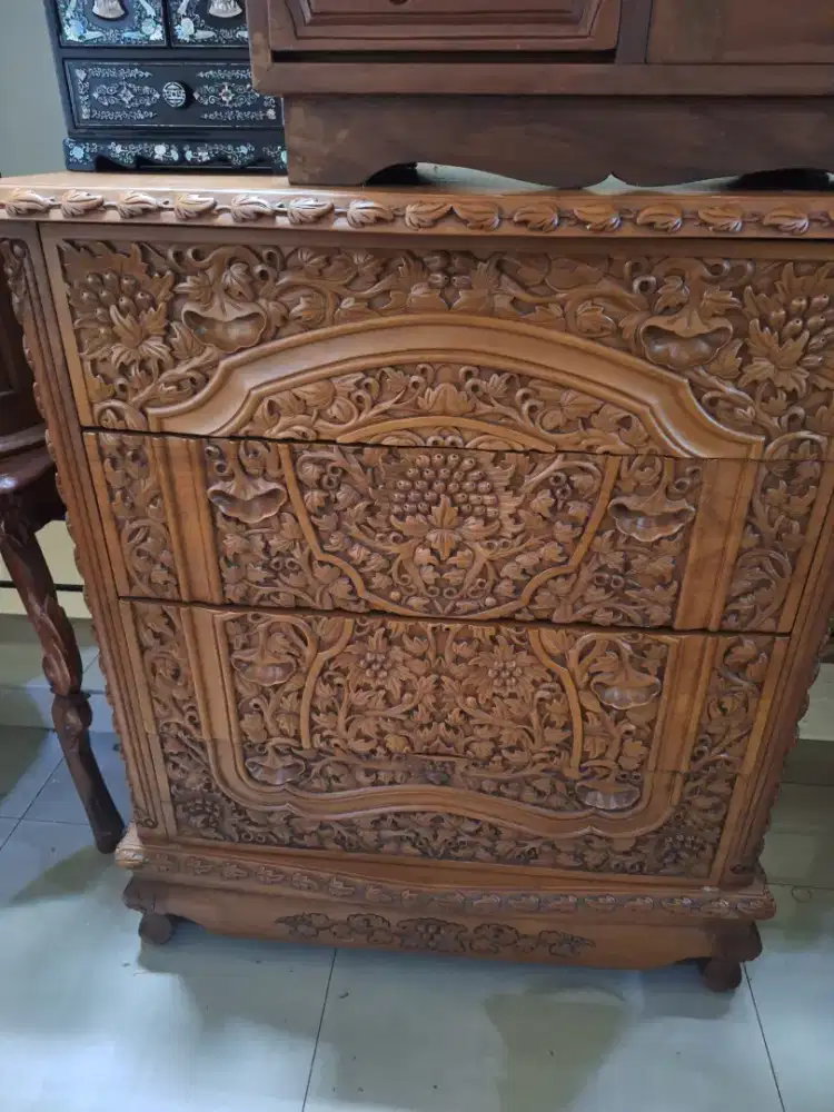 Lemari pakaian ukir jepara