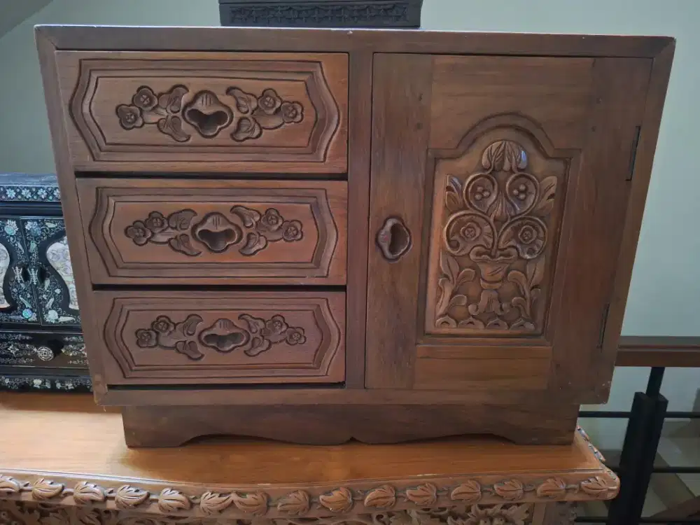 Lemari samping ranjang