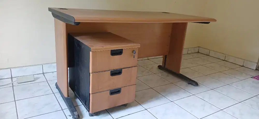 meja kerja dengan lemari laci