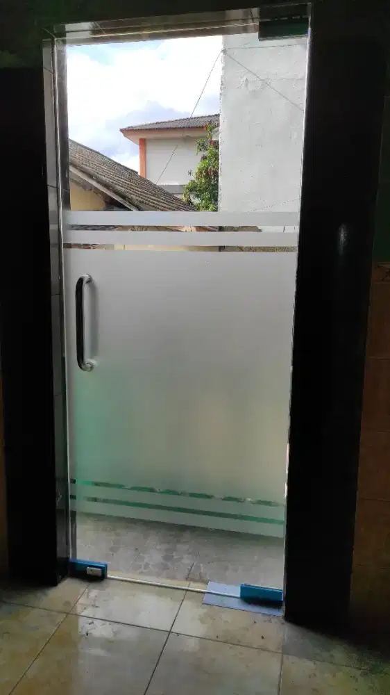 Jasa pemasangan stiker kaca sunblast, cutting stiker dan motif