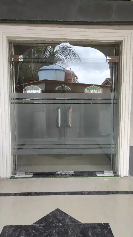 Jasa pemasangan stiker kaca sunblast, cutting stiker dan motif