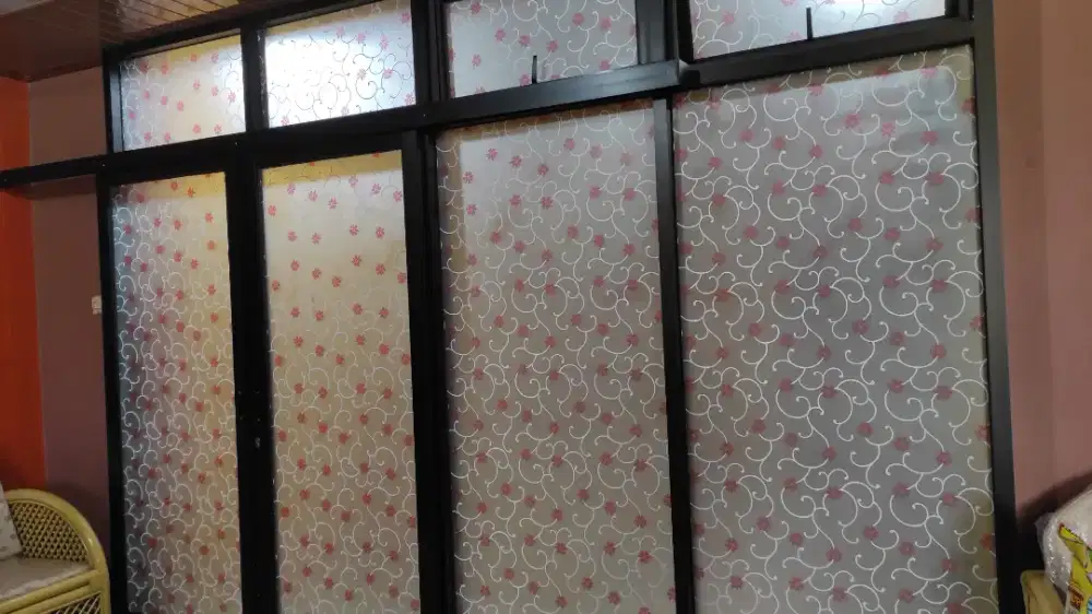 Jasa pemasangan stiker kaca sunblast, cutting stiker dan motif