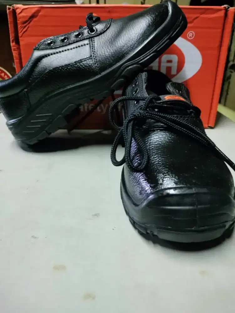 Sepatu safety dr. Osha