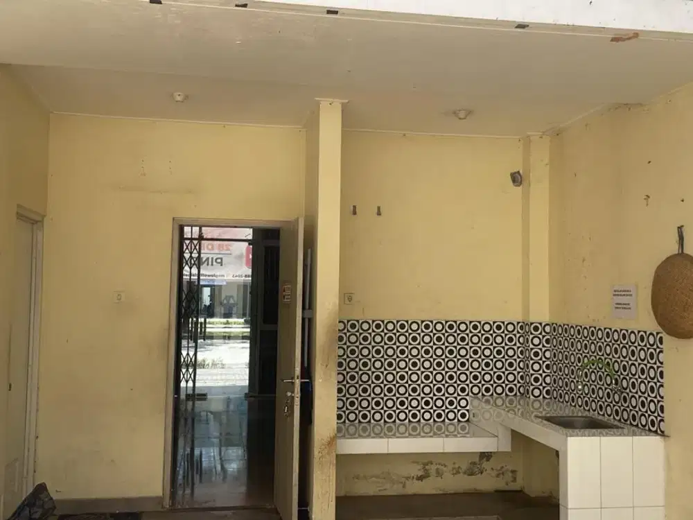 DISEWAKAN RUKO ARANA – 2½ LANTAI | STRATEGIS Cocok untuk usaha, kantor, maupun investasi bisnis.