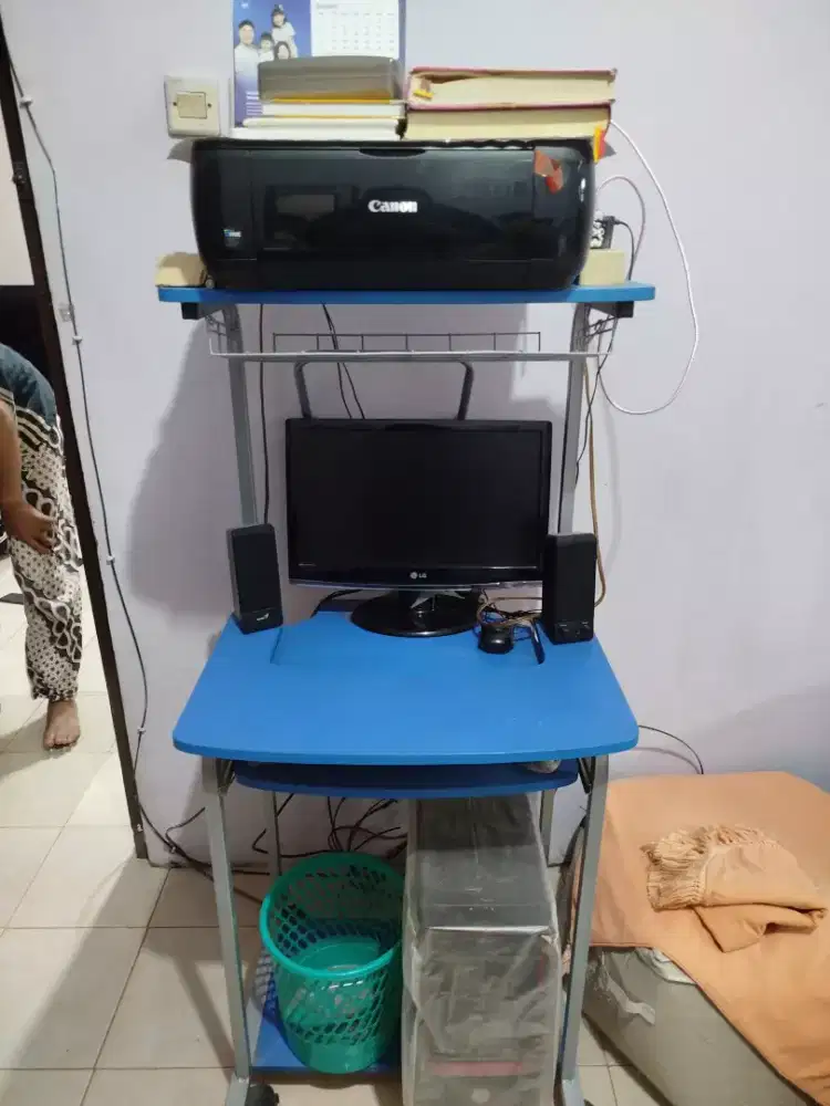 DI JUAL URGENT KOMPUTER SATU SETT DENGAN PRINT OUT CPU SPEAKER & MEJA