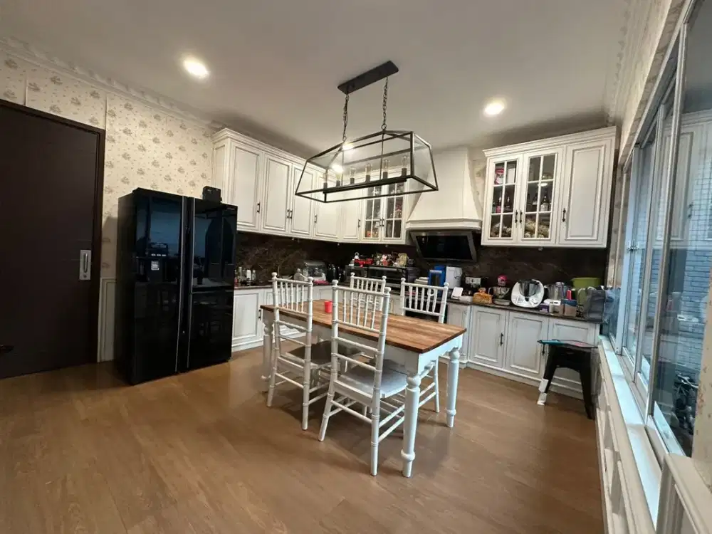 Dijual Rumah Besar di Cluster Palm Spring JGC luas 240m2 SHM, Semi Furnished, Hadap Utara