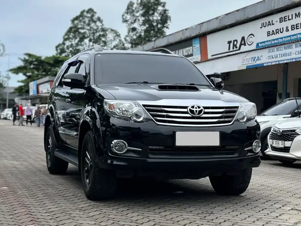 LOW KM !! TOYOTA FORTUNER 2.5 G VNT DIESEL AT MATIC 2014 HITAM