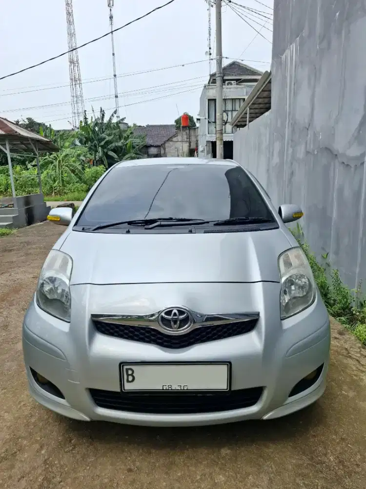 Toyota yaris 2010 E matic silver
