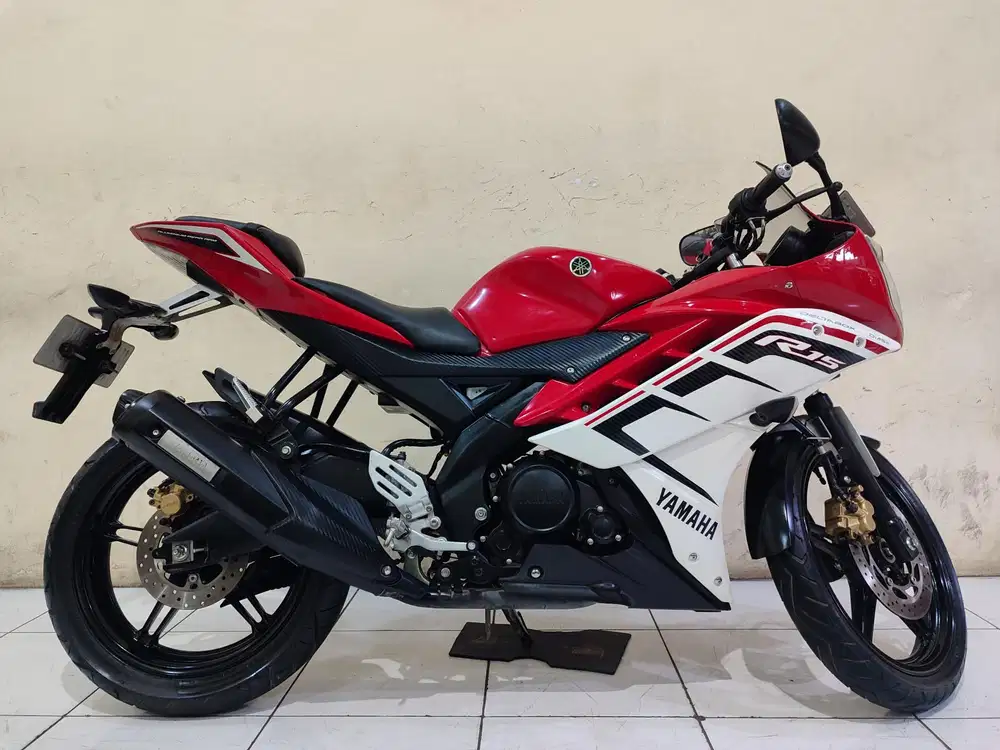 YAMAHA R15 V2 merah 2016 istimewa mulus terawat siap pakai...