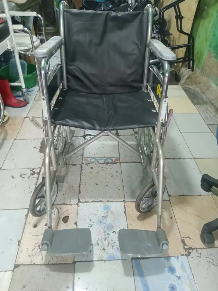Kursi roda srandar siap pake
