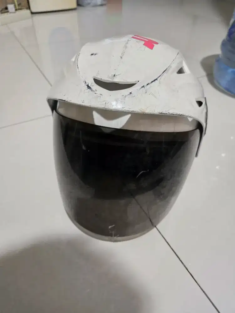 Di jual aja murah nih Helm motor bekas ga di pake lagi tebal berat