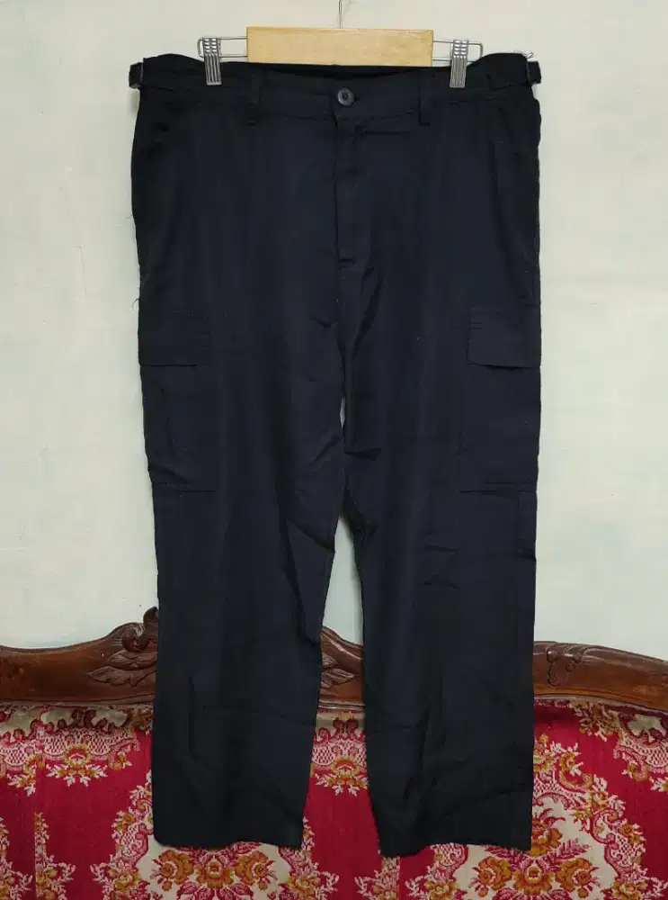 Celana Panjang Cargo Hitam Loose Reguler Fit