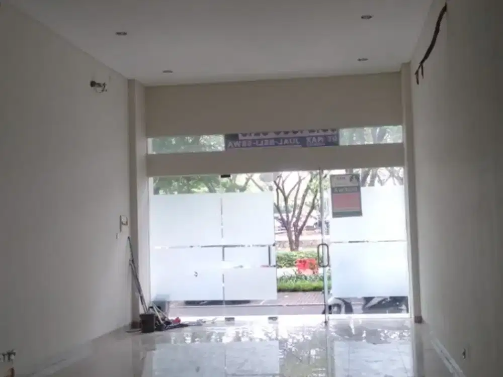 Disewakan ruko murah 3lantai lokasi strategis hadap jalan utama di Cleon Park Jakarta Garden City Jakarta Timur siap pakai & siap usaha