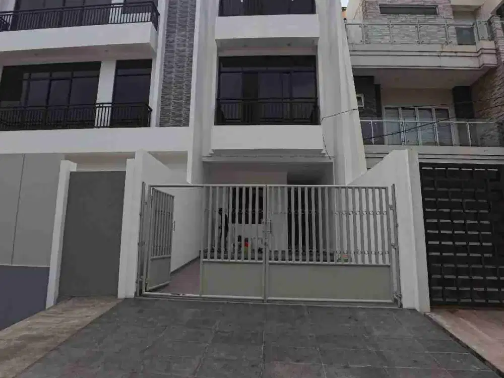 RUMAH BARU SIAP HUNI 3,5 LANTAI TAMAN RATU