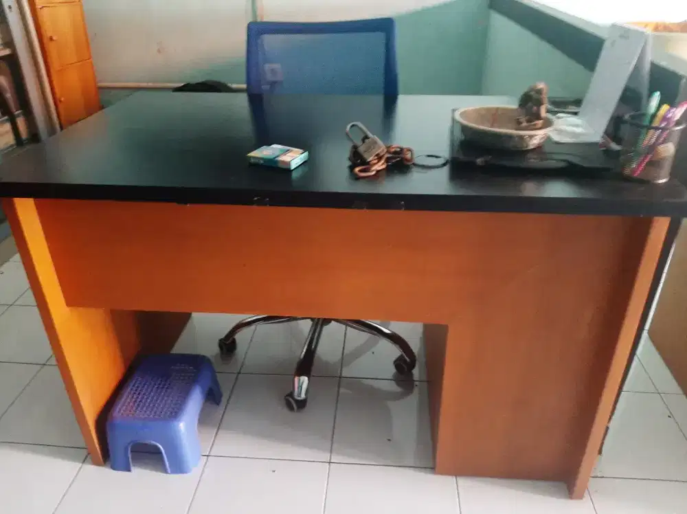 Dijual meja kantor kondisi masih bagus