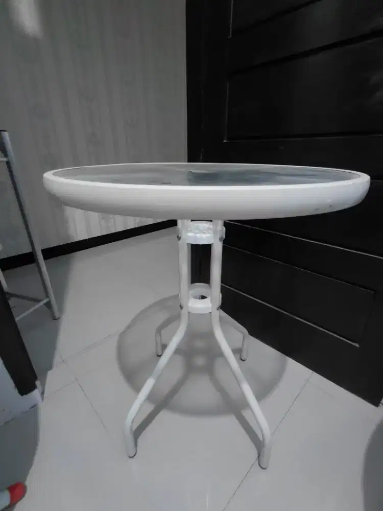 Meja Bulat Kaca Putih