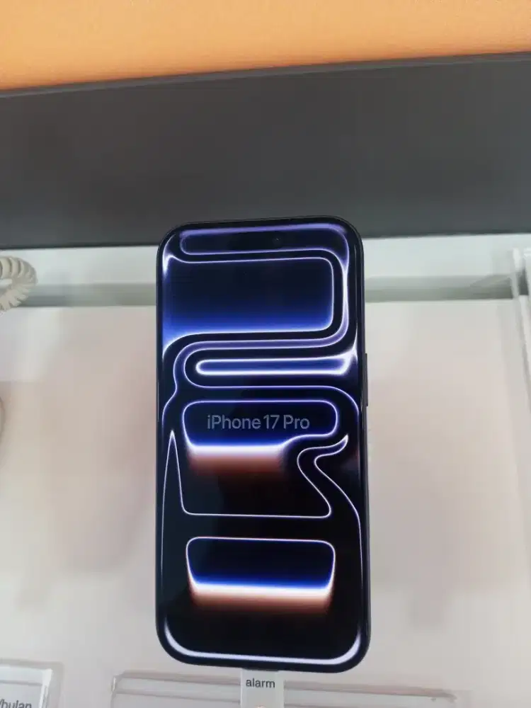 iphone 17 pro warna biru pekat